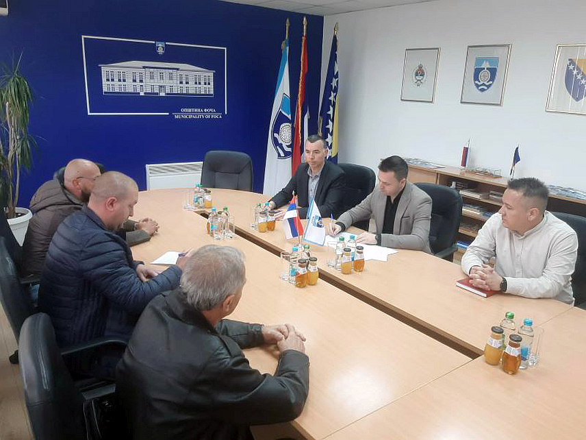 ФОЧА, 30. АПРИЛА /СРНА/ - Наредних шест мјесеци, сваког петка, саобраћаће аутобус на релацији Челебићи-Фоча-Челебићи, дефинисано је уговором који су данас потписали начелник општине Милан Вукадиновић и директор аутопревозног предузећа "Куна турс" Његош Кунарац.