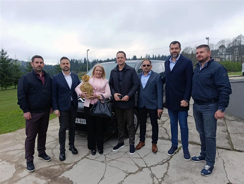 РИБНИК, 30. АПРИЛА /СРНА/ - Основна школa "Петар Кочић" на Ситници код Рибника данас је за потребе превоза ученика на поклон добила комби, који им је обезбијеђен уз подршку организационог секретара СНСД-а Игора Додика и генералног секретара ове партије Срђана Амиџића.