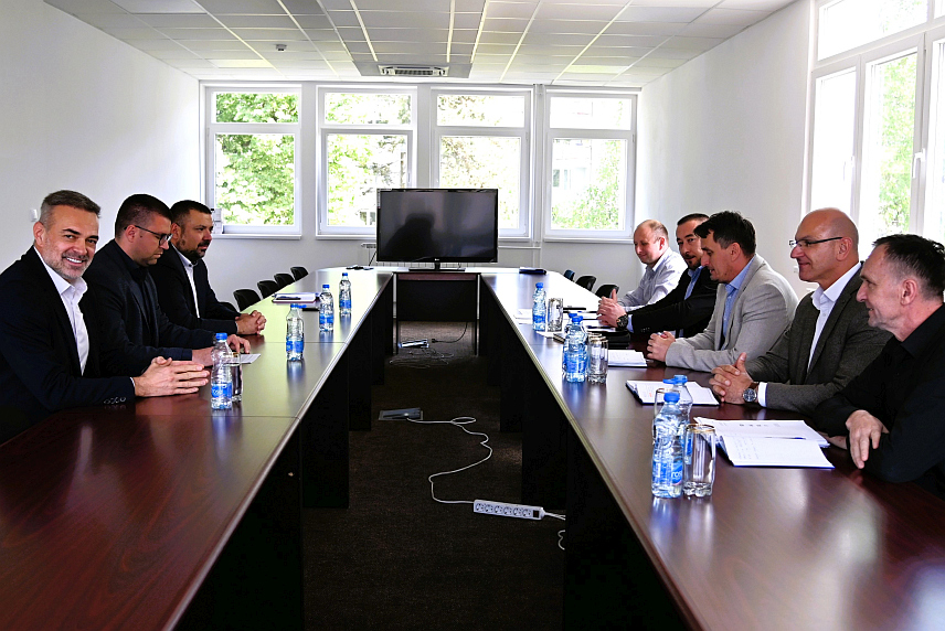 ДOBOJ , 30. АПРИЛА /СРНА/ - У Добоју је данас одржан састанак руководства компанија "Жељезнице Републике Српске" и "Србијавоз" о успостављању нових путничких линија између Српске и Србије, као и о техничким могућностима за успостављање путничког воза на релацији Брасина - Зворник Нови.