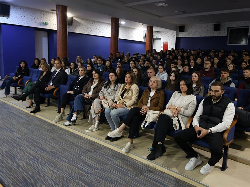 ТРЕБИЊЕ, 30. АПРИЛА /СРНА/ - Око 200 ученика Економске школе из Бањалуке са професорима борави у туристичко-стручној посјети Требињу, а са њима је данас разговарао градоначелник Мирко Ћурић, који им је представио програме подршке младима и инфраструктурне пројекте који се реализују у гради или су планирани.