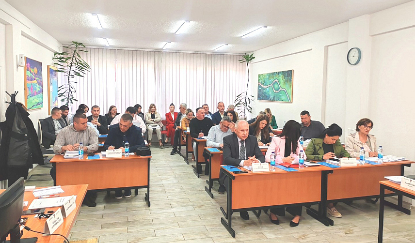 НОВИ ГРАД, 30. АПРИЛА /СРНА/ - Скупштина општине Нови Град прихватила је данас извјештај о раду начелника општине и Општинске управе, те извјештаје о раду локалних предузећа и установа у прошлој години.