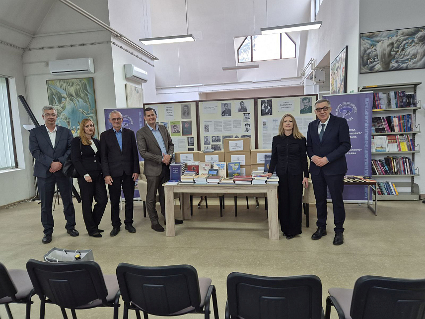 БЕОГРАД, 30. АПРИЛА /СРНА/ - Делегација Представништва Републике Српске у Србији данас је уручила 300 бираних књига Градској библиотеци "Радоје Домановић" у Великој Плани у оквиру акције "Култура нас спаја, књига уједињује" .