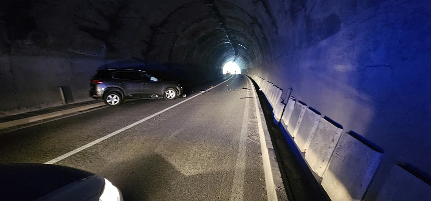 ВИШЕГРАД, 30. АПРИЛА /СРНА/ - Четири лица повријеђена су данас у судару два возила на дионици магистралног пута Међеђa-Устипрача, а саобраћај је у потпуности обустављен, потврдила је Срни портпарол Полицијске управе Фоча Свјетлана Говедарица.