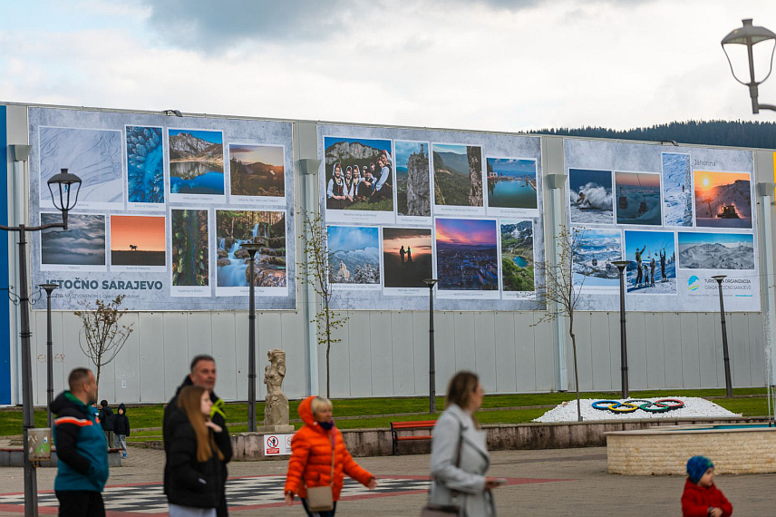 ПАЛЕ, 30. АПРИЛА /СРНА/ - Туристичка организација града Источно Сарајево реализовала је јединствену иницијативу поставивши највећу изложбу фотографија на отвореном на Палама на мјесто предвиђено за рекламирање производа.