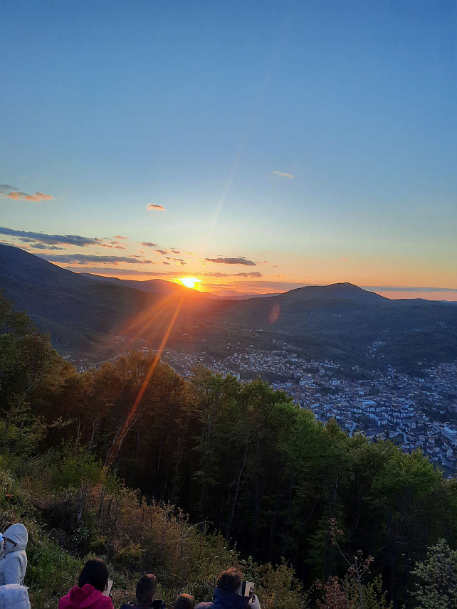 МРКОЊИЋ ГРАД, 30. АПРИЛА /СРНА/ - Планинарско-еколошко друштво "Видик" из Мркоњић Града организовало је вечерас пети првомајски ноћни успон на брдо Оругла чија је надморска висина 882 метра, а који је окупио око 100 учесника.