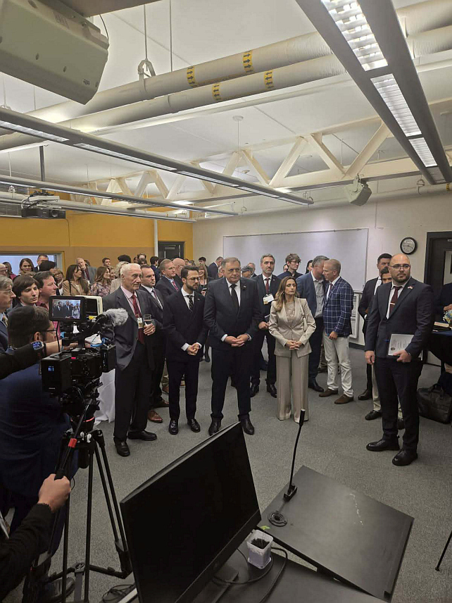 ЧИКАГО, 30. АПРИЛА /СРНА/ - Предсједник Милорад Додик стигао је на Универзитет "Џадсон" у Чикагу, гдје ће вечерас бити одржан програм у оквиру "Ворлд лидерс форума" на којем ће му бити уручена награда за лидерство и демократију.