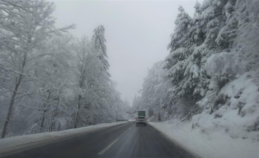 ЗВОРНИК, 30. АПРИЛА /СРНА/ - На Хан Погледу изнад Власенице магистрални пут је проходан, али се саобраћај одвија отежано због снијега.