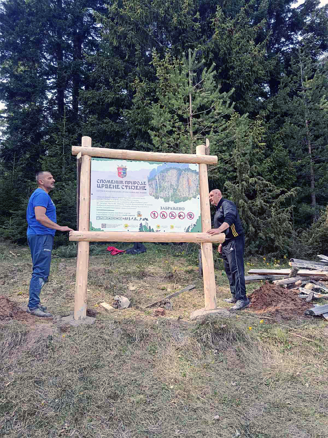 СОКОЛАЦ, 30. АПРИЛА /СРНА/ - Чланови планинарског друштва "Гласинац" са Сокоца поставили су информативну таблу на улаз у Споменик природе "Црвене стијене" на Романији.