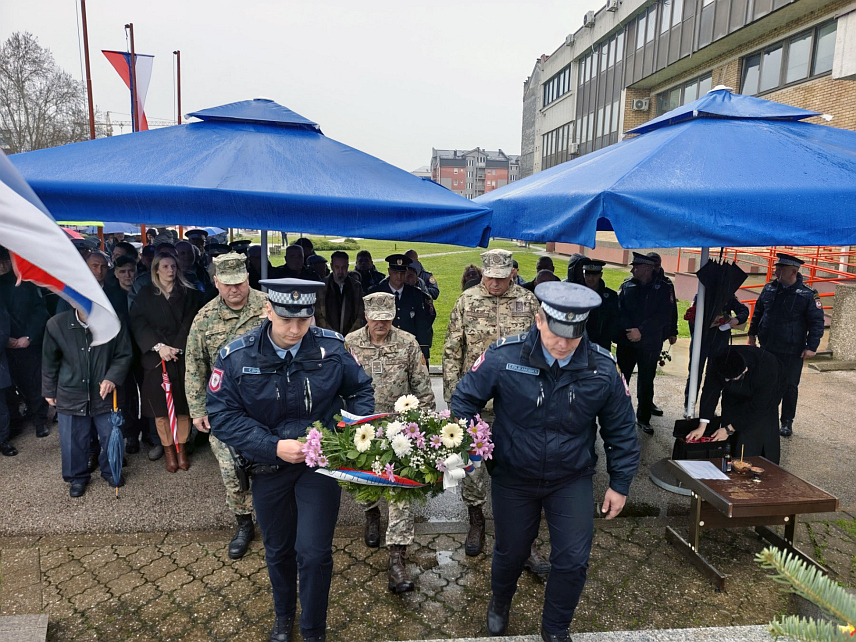 БИЈЕЉИНА, 3. АПРИЛА /СРНА/ - Код спомен-обиљежја за 14 погинулих припадника Полицијске управе Бијељина и 39 припадника Четвртог одреда Специјалне бригаде полиције данас су, поводом Дана полиције, положени вијенци и цвијеће и служен парастос за хероје одбране Републике Српске.