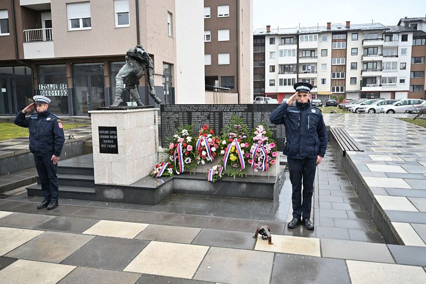 ПАЛЕ, 3. АПРИЛА /СРНА/ - Поводом обиљежавања Дана ослобођења Пала у Другом свјетском рату, вијенце на споменик палим борцима Народноослободилачког рата положили су представници општинског СУБНОР-а, општине Пале, града Источно Сарајево, удружења проистеклих из Одбрамбено-отаџбинског рата, Удружења ветерана војне полиције Сарајевско-романијског корпуса, те потомци учесника НОР-а.