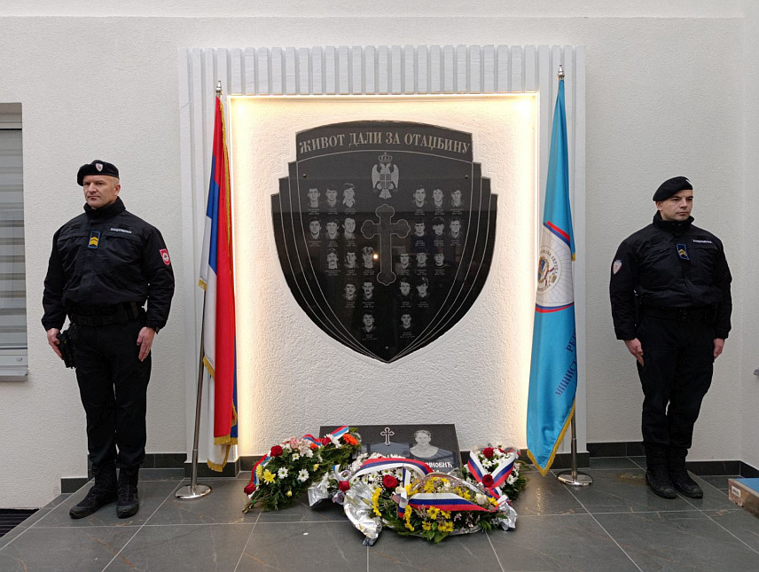 МРКОЊИЋ ГРАД, 3. АПРИЛА /СРНА/ - Код спомен-обиљежја у Полицијској управи Мркоњић Град данас је служен парастос за полицајце са подручја ове општине који су погинули у протеклом Одбрамбено-отаџбинском рату, a након парастоса, положени су вијенци на спомен-плочу за 22 погинула полицајца погинула у Одбрамбено-отаџбинском рату и два нестала са подручја ове општине, која се налази у згради Полицијске управе.