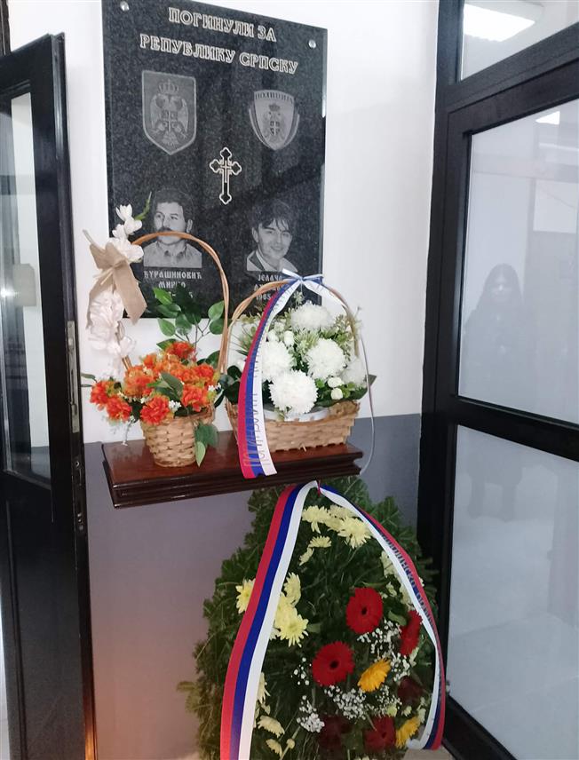 НОВИ ГРАД, 3. АПРИЛА /СРНА/ - У Новом Граду су данас код спомен-полоче за двојицу полицијских службеника погинулих у Одбрамбено-отаџбинском рату прислужене свијеће и положено цвијеће, поводом обиљежавања Дана полиције Републике Српске - 4. априла.