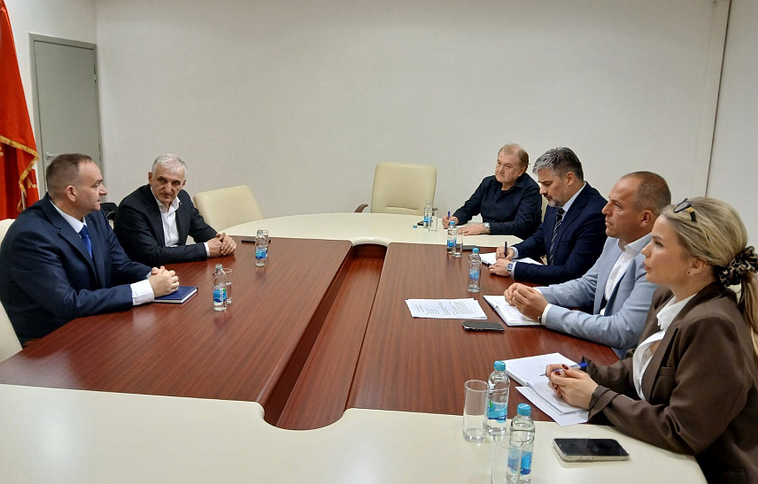 БАЊАЛУКА, 3. АПРИЛА /СРНА/ - Инспекторат Републике Српске свакодневно предузима бројне организационе и логистичке мјере како би се процедуре контроле убрзале и смањило чекање на граничним прелазима, закључено је на данашњем састанку представника Инспектората, Конзорцијума "Логистика БиХ" и министарства саобраћаја и веза Српске.