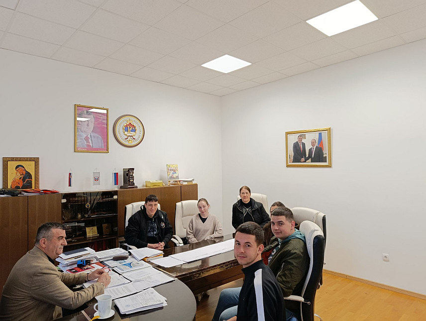 ВЛАСЕНИЦА, 3. АПРИЛА /СРНА/ – Општина Власеница и начелник Мирослав Краљевић финансираће трошкове матурске вечери за 83 матуранта Средњошколског центра "Милорад Влачић", потврђено је након састанка општинског руководства са директором Центра Свјетланом Лазић и представницима матураната.