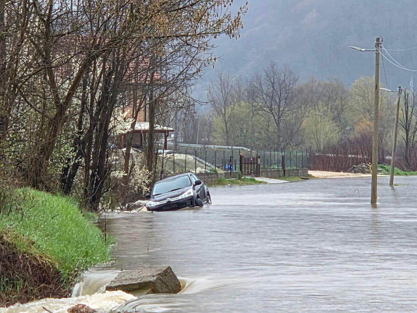 БЕОГРАД, 3. АПРИЛА /СРНА/ - На подручју општине Лучани проглашена је ванредна одбрана од поплава на ријеци Бјелици на дијелу слива, након што је поплављено око 350 хектара пољопривредног земљишта на више локација.