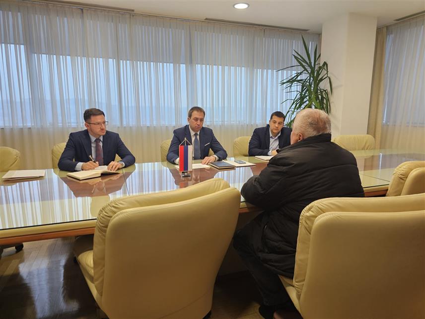 БАЊАЛУКА, 3. АПРИЛА /СРНА/ - Министар правде Републике Српске Горан Селак рекао је да ће ресорно министарство наставити праксу "Дана отворених врата" јер је обавеза свих институција и њихових руководилаца да буду приступачни, доступни и ефикасни у рјешавању проблема грађана.