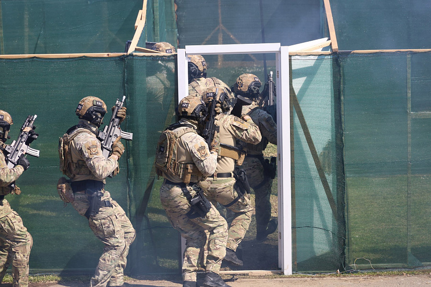 БАЊАЛУКА, 4. АПРИЛА /СРНА/ - У Центру за обуку у Залужанима одржана је показна вјежба припадника Специјалне антитерористичке јединице /САЈ/, Жандармерије и Управе за ваздухопловство поводом обиљежавања Дана Полиције./Фото - Борислав Здриња/