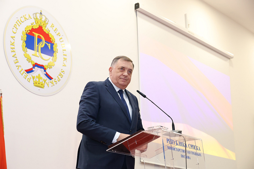 БАЊАЛУКА, 4. АПРИЛА /СРНА/ - Предсједник СНСД-а Милорад Додик обраћање на на централној свечаности поводом Дана полиције у Центру за обуку у Залужанима./фото Борислав Здриња/