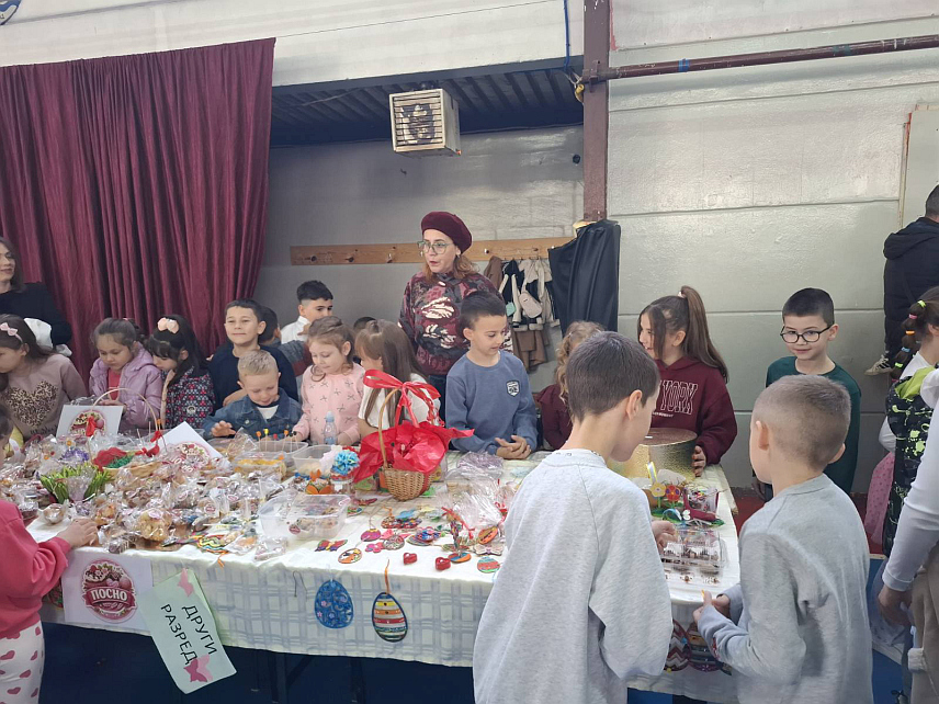 ВИШЕГРАД, 4. АПРИЛА /СРНА/ - У Основној школи "Вук Караџић" у Вишеграду данас је одржан Сајам дјечијег стваралаштва, а средства прикупљена током манифестације биће усмјерена за набавку школског материјала.