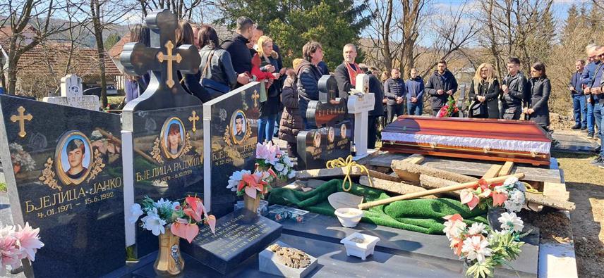 ТРНОВО, 4. АПРИЛА /СРНА/ - Маринко Бјелица, отац троје погинулих бораца Војске Републике Српске, сахрањен је данас у мјесном гробљу у Широкарима гдје почивају и његова дјеца.