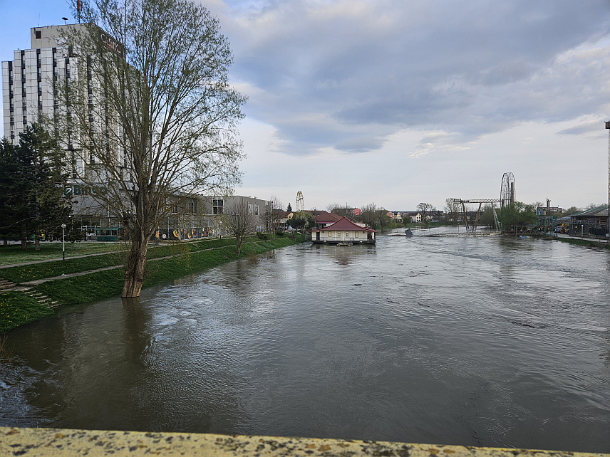 ПРИЈЕДОР, 4. АПРИЛА /СРНА/ - Водостај ријеке Сане у Приједору износи 310 центиметара, кота редовне одбране од поплава је 420, док се ванредне мјере проглашавају на 460 центиметара, саопштено је из Оперативно-комуникационог центра Одсјека за цивилну заштиту града Приједора.
