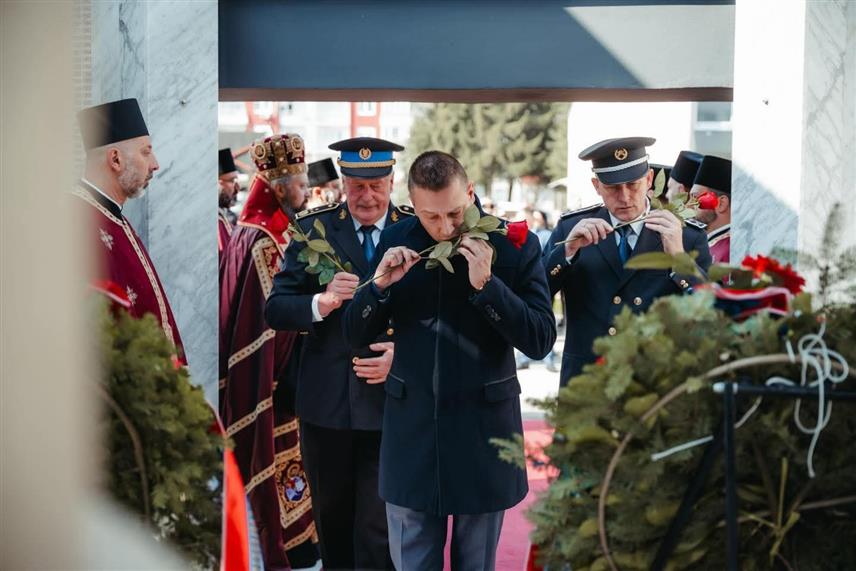 САРАЈЕВО, 4. АПРИЛА /СРНА/ - Замјеник министра одбране у Савјету министара Александар Гогановић присуствовао је данас у Бањалуци обиљежавању Дана полиције Републике Српске заједно са генералима Оружаних снага из реда српског народа и том приликом изразио захвалност припадницима МУП-а на њиховој преданости и служби грађанима.	

