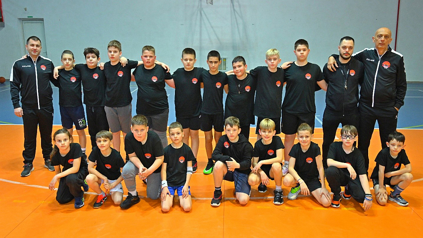 ШАМАЦ, 4. АПРИЛА /СРНА/ - Кошаркашки клуб Шамац добио је вриједну донацију спортске опреме од општине Шамац, чиме је настављена пракса институционалне подршке развоју спорта и јачању услова за рад локалних клубова.