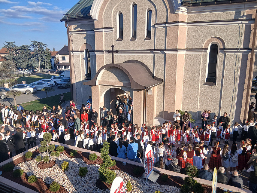 МОДРИЧА, 4. АПРИЛА /СРНА/ – Његово високопреосвештенство митрополит зворничко-тузлански Фотије служио је вечерас Свету архијерејску литургију у Цркви Успења Пресвете Богородице и предводио литију централним улицама у Модричи.