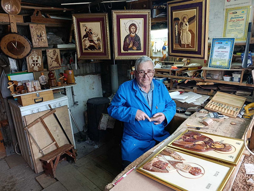 МРКОЊИЋ ГРАД, 5. АПРИЛА /СРНА/ - Владимир Јовановић из Мркоњић Града познат је у својој околини по необичној изради икона и сувенира од необрађеног дрвета и природних боја, а све настаје у малој кућној радионици.