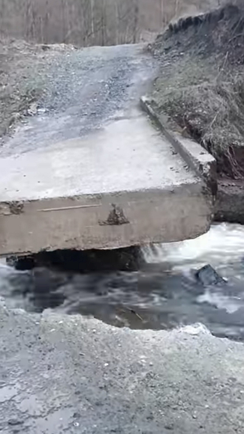 ДОБОЈ, 5. АПРИЛА /СРНА/ - Водена бујица оштетила је мост који води ка српском повратничком насељу Горња Бријесница код Лукавца, изјавио је Срни члан Завичајног удружења Горња Бријесница Лазо Трипуновић.