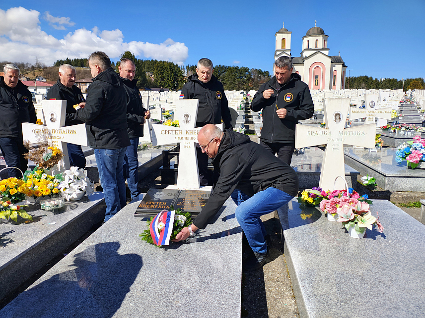 СОКОЛАЦ, 5. АПРИЛА /СРНА/ - Ветерани Војне полиције Сарајевско-романијског корпуса обиљежили су данас 32 године од погибије команданта Четвртог батаљона Војне полиције овог корпуса Недељка Лиздека и војника Сретена Кнежевића.
