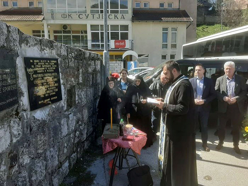 ФОЧА, 5. АПРИЛА /СРНА/ - На Градском стадиону у Фочи данас је освештана спомен-плоча и служен парастос за четворицу мјештана Заваита и Челебића, које су на Савиндан 1946. године на том мјесту убиле партизанске власти.