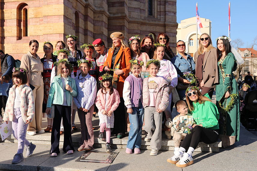 БАЊАЛУКА, 6. АПРИЛА /СРНА/ - У порти Храмa Христа Спаситеља у Бањалуци за велики број дјеце и родитеља одржана је радионица израде вјенчића од врбових гранчица, која представља увод у Међународни фестивал поезије "Дјечије царство", у организацији Удружења "Култарт".