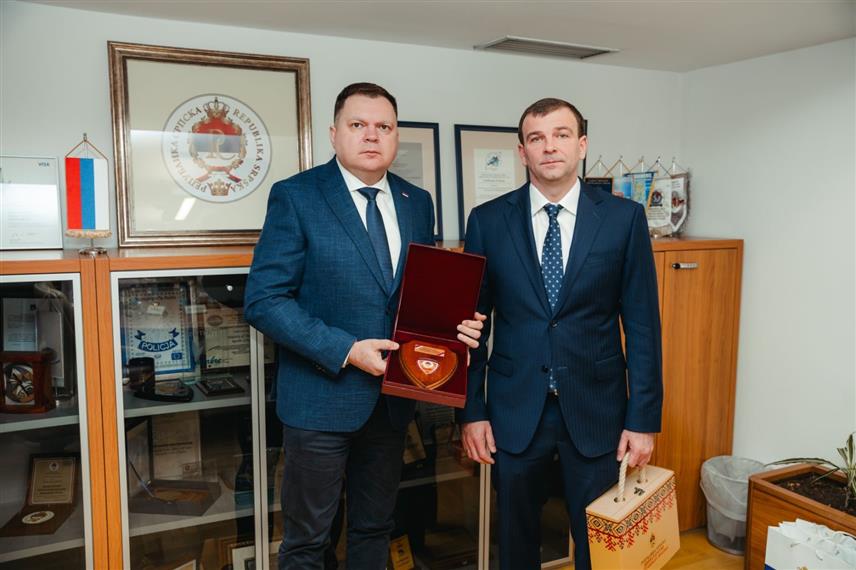 БАЊАЛУКА, 6. АПРИЛА /СРНА/ - Делегација Главне управе Министарства унутрашњих послова /МУП/ Руске Федерације за град Москву боравила је у четвородневној посјети МУП-у Републике Српске, поводом обиљежавања 4. априла – Дана полиције. Током посјете одржан је састанак министра унутрашњих послова Републике Српске Жељка Будимира и директора Полиције Синише Кострешевића, као и других руководилаца у оквиру МУП-а Српске са делегацијом руског МУП-а.