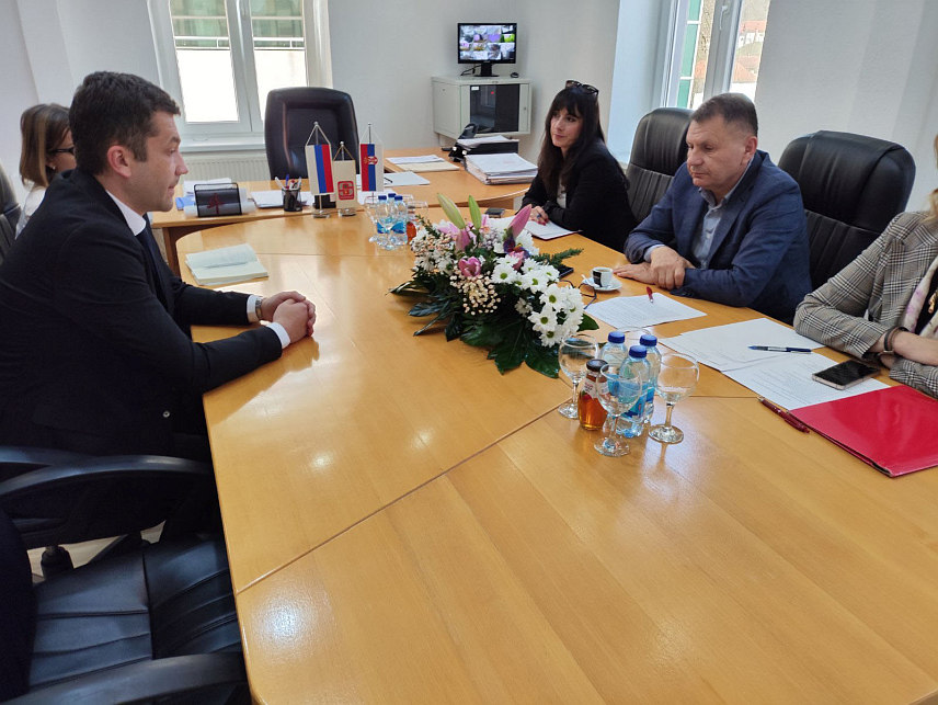 СРЕБРЕНИЦА, 6. АПРИЛА /СРНА/- Министар привреде и предузетништва Републике Српске Раденко Бубић посјетио је Сребреницу и разговарао са начелником општине Милошем Вучићем о потребама подршке Владе привреди у овој општини и уређењу индустријске зоне и њене инфраструктуре.