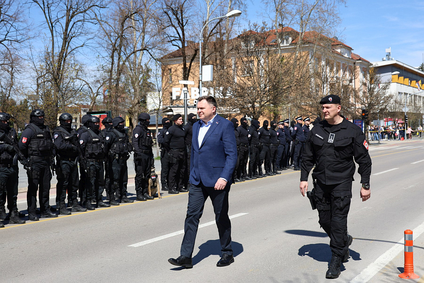 БАЊАЛУКА, 6. АПРИЛА /СРНА/ - Припадници Жандармерије МУП-а Републике Српске данас су на Тргу Крајине у Бањалуци реализовали показну вјежбу поводом Дана полиције. Вјежби су присуствовали министар унутрашњих послова Републике Српске Жељко Будимир, директор Полиције Синиша Кострешевић, начелници полицијских управа и бројни грађани. /Фото - Борислав Здриња/