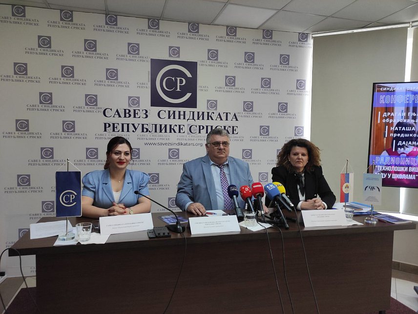 БАЊАЛУКА, 6. АПРИЛА /СРНА/ - Предсједник Синдиката образовања, науке и културе Републике Српске Драган Гњатић, помоћник министра просвјете и културе Наташа Цвијановић и правник Службе за бесплатну правну помоћ у Савезу синдиката Дајана Марјановић Верић на конференцији за новинаре данас у Бањалуци након синдикалне радионице о теми "Технолошки вишак и узнемиравање на раду у школама".