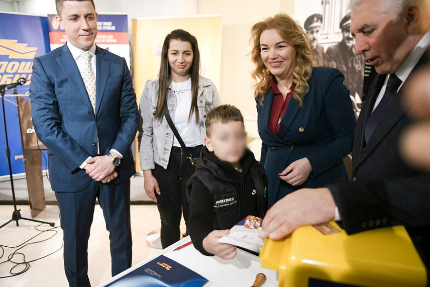 БЕОГРАД, 6. АПРИЛА /СРНА/ - У Србији ће од данас до 19. априла у продаји бити доплатна поштанска марка "Кров 2026", с циљем помоћи стамбеном збрињавању најугроженијих породица избјеглих и интерно расељених куповином сеоских домаћинстава.