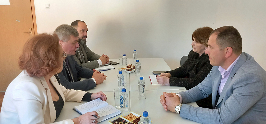 ТРЕБИЊЕ, 7. АПРИЛА /СРНА/ - Министар за научнотехнолошки развој и високо образовање Републике Српске Драга Мастиловић разговарао је данас у Требињу са Весном Милић, деканом Пољопривредног факултета Универзитета у Источном Сарајеву – Агромедитеранска производња.