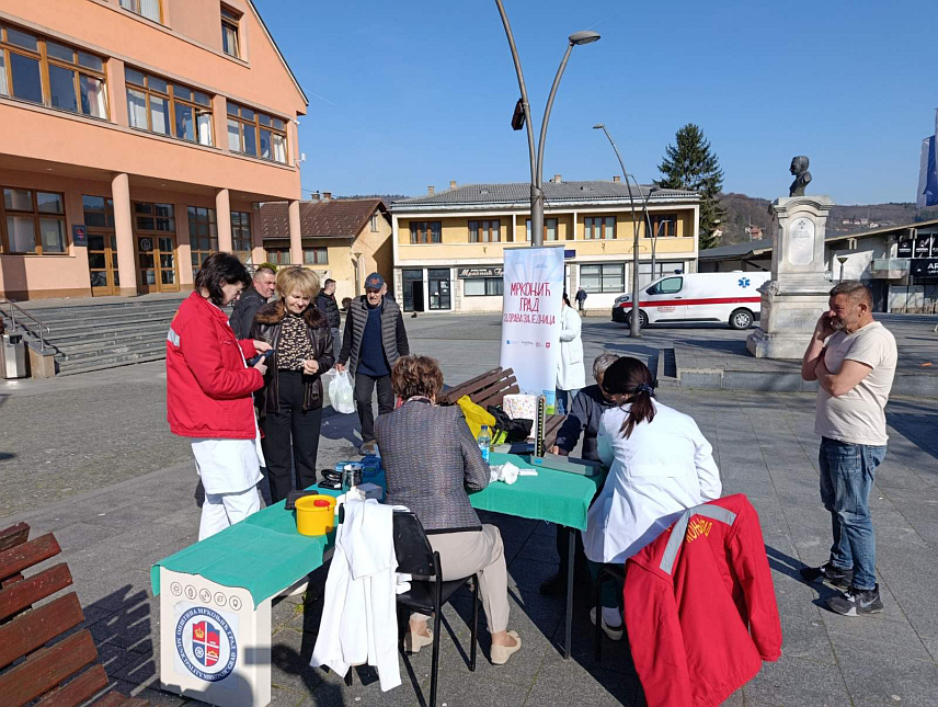МРКОЊИЋ ГРАД, 7. АПРИЛА /СРНА/ - Грађани у Мркоњић Граду и данас могу да измјере крвни притисак, шећер у крви и да разговарају са медицинским радницима о здравом начину живота, у оквиру превентивних активности поводом Свјетског дана здравља.