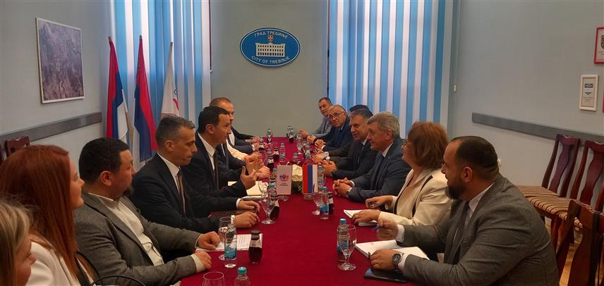 ТРЕБИЊЕ, 7. АПРИЛА /СРНА/ - Министар за научнотехнолошки развој и високо образовање Републике Српске Драга Мастиловић разговарао је данас у Требињу са градоначелником Мирком Ћурићем. Састанку је присуствовао министар просвјете и културе Републике Српске Боривоје Голубовић.