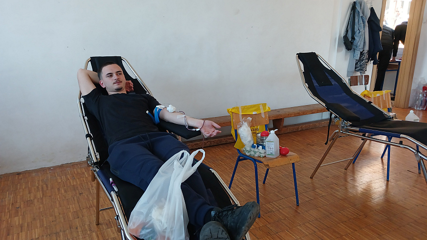 ИСТОЧНО НОВО САРАЈЕВО, 7. АПРИЛА /СРНА/ - Општинска организација Црвеног крста Источно Ново Сарајево и Средња школа "28. јуни" организовали су данас акцију добровољног давања крви за коју се пријавило 100 ученика.