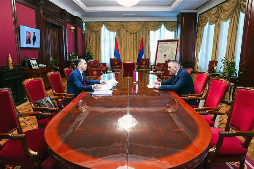 БАЊАЛУКА, 7. АПРИЛА /СРНА/ - Предсједник Владе Републике Српске Саво Минић разговарао је данас са начелником Шамца Ђорђем Милићевићем о важним инфраструктурним пројектима у овој локалној заједнице.