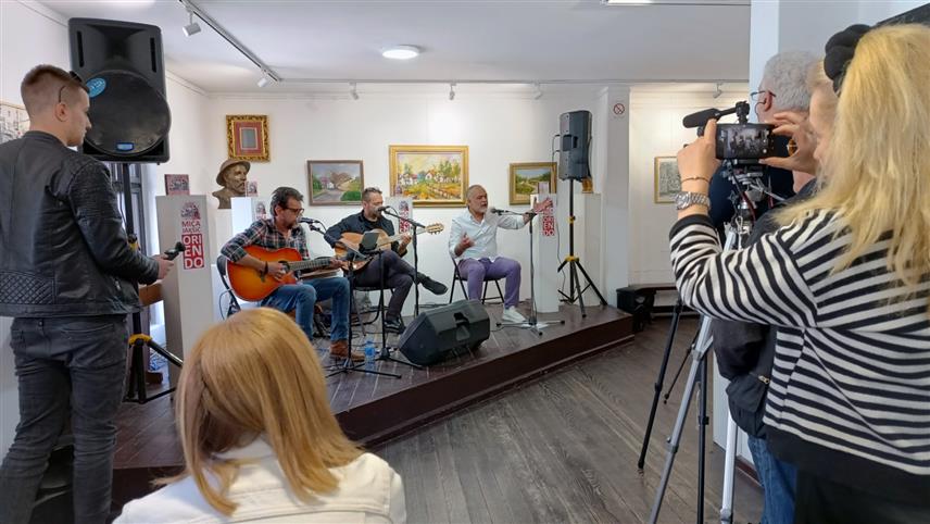 БЕОГРАД, 7. АПРИЛА /СРНА/ - У Кући Ђуре Јакшића у београдској Скадарлији данас је представљено ЦД издање музичко-поетског састава "Мића Јакшић и Ориендо" са пјесмама компонованим на стихове чувених српских пјесника, међу којима и Јована Дучића и Алексе Шантића.	

