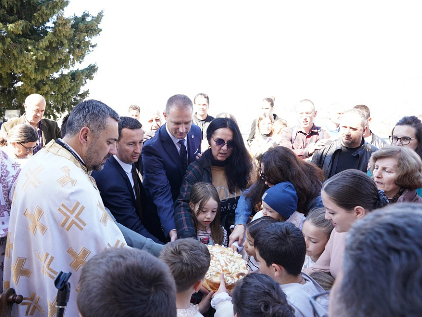 ТРЕБИЊЕ, 7. АПРИЛА /СРНА/ - У оквиру традиционалне манифестације Дучићев дан, данас је на мјесту вјечног почивалишта пјесника Јована Дучића, на Црквини у Херцеговачкој Грачаници, служена света литургија и помен славном пјеснику.