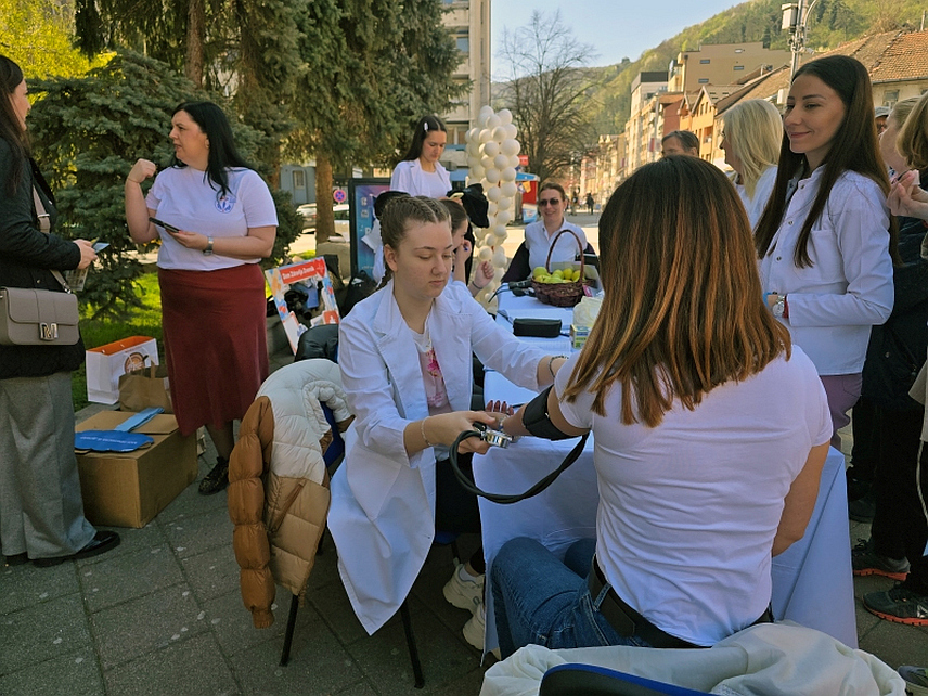 ЗВОРНИК, 7. АПРИЛА /СРНА/ - Шетњом за здравље и бесплатним лабораторијским анализама у Зворнику је данас обиљежен Свјетски дан здравља.