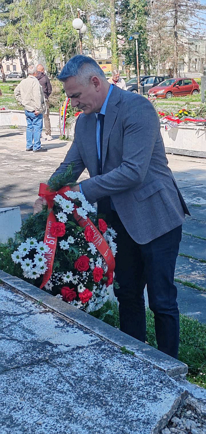 БРЧКО, 7. АПРИЛА /СРНА/ - У Брчком је данас обиљежен Дан ослобођења града у Другом свјетском рату, а тим поводом на Партизанском спомен-гробљу положени су вијенци.
