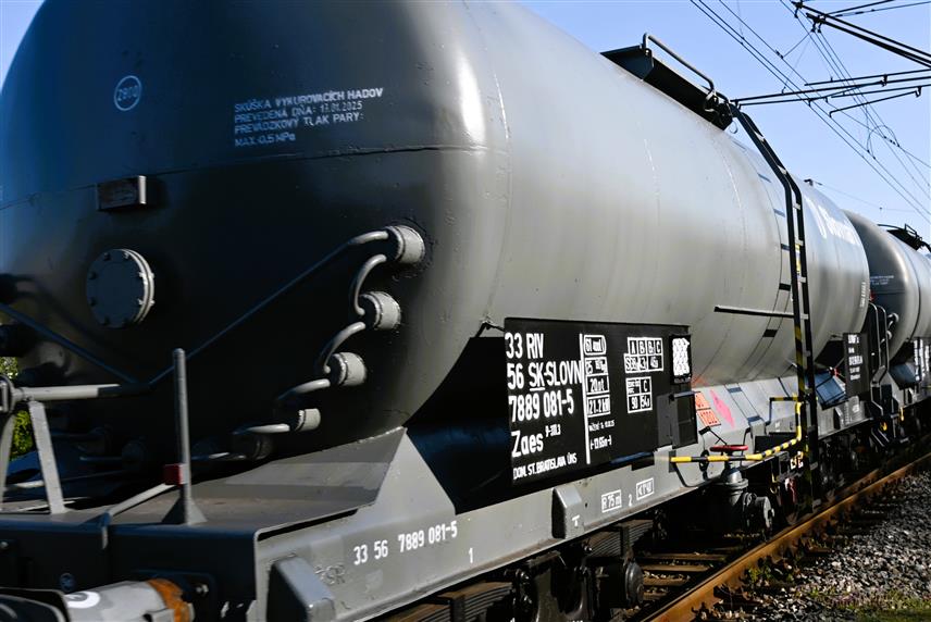 ДОБОЈ, 7. АПРИЛА /СРНА/ - Прва композиција цистерни са нафтним дериватима стигла је јутрос у Добој из луке Плоче у склопу потписаног уговора "Жељезница Републике Српске" /ЖРС/ о превозу нафте и нафтних деривата.