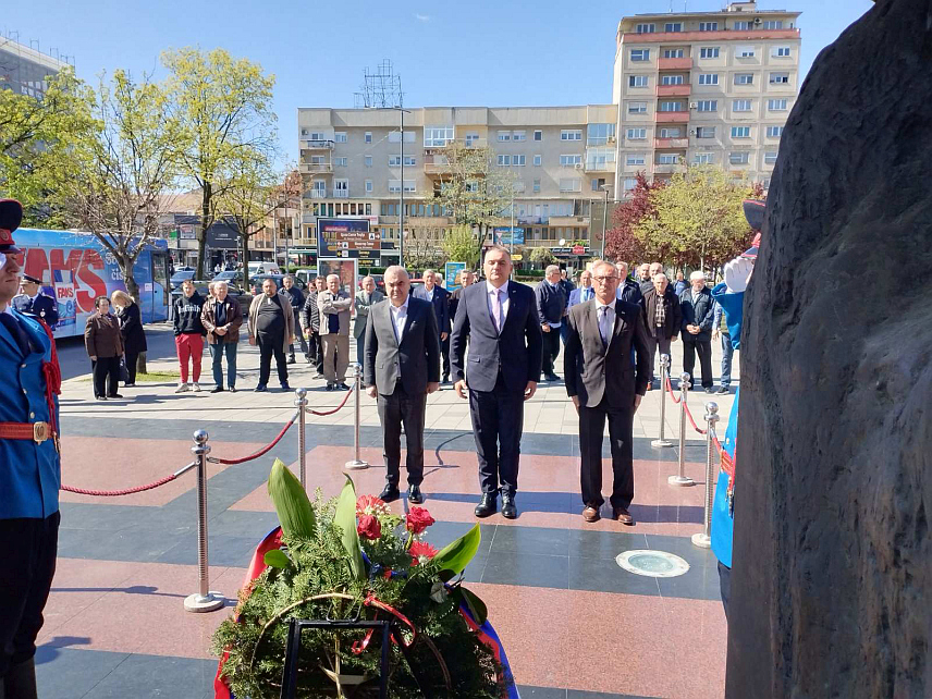 БИЈЕЉИНА, 8. АПРИЛА /СРНА/ - Предсједник Владе Републике Српске Саво Минић започео је посјету Бијељини полагањем вијенца испред централног споменика браниоцима и одавањем почасти погинулим борцима у Одбрамбено-отаџбинском рату.