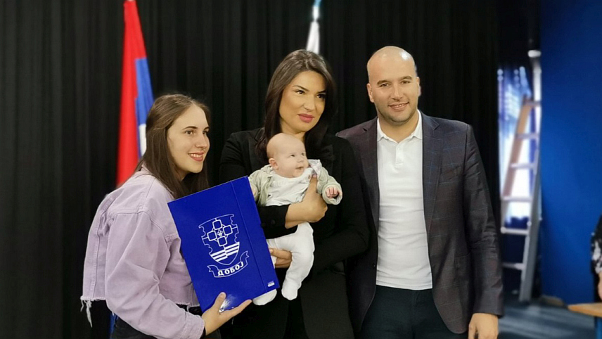 ДОБОЈ, 8. АПРИЛА /СРНА/ - Замјеник градоначелника Добоја Дијана Каленић потписала је уговоре о субвенционисању боравка дјеце у приватним вртићима за 167 корисника који ће добити по 100 КМ из градског буџета.